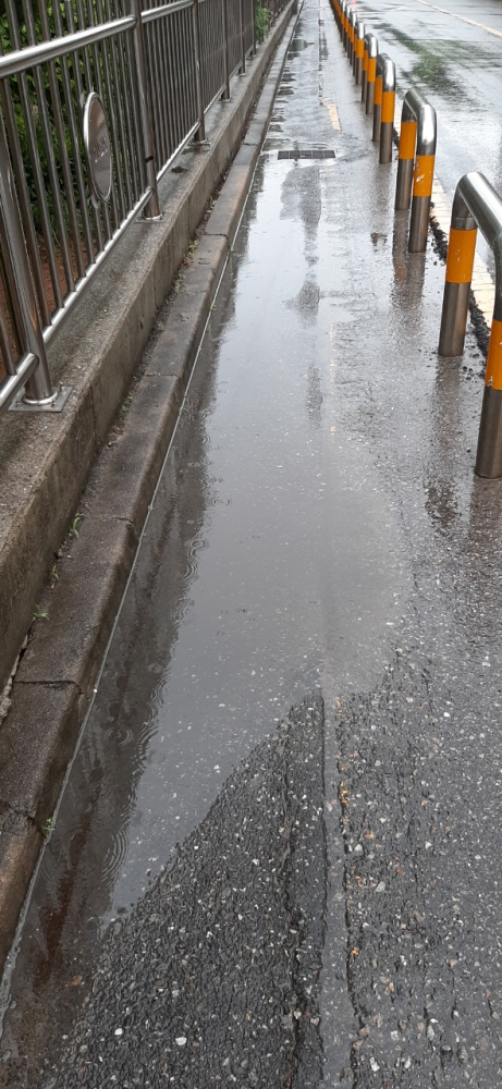 비가 오면 빗물이 고여 인도 역할을 하지 못함