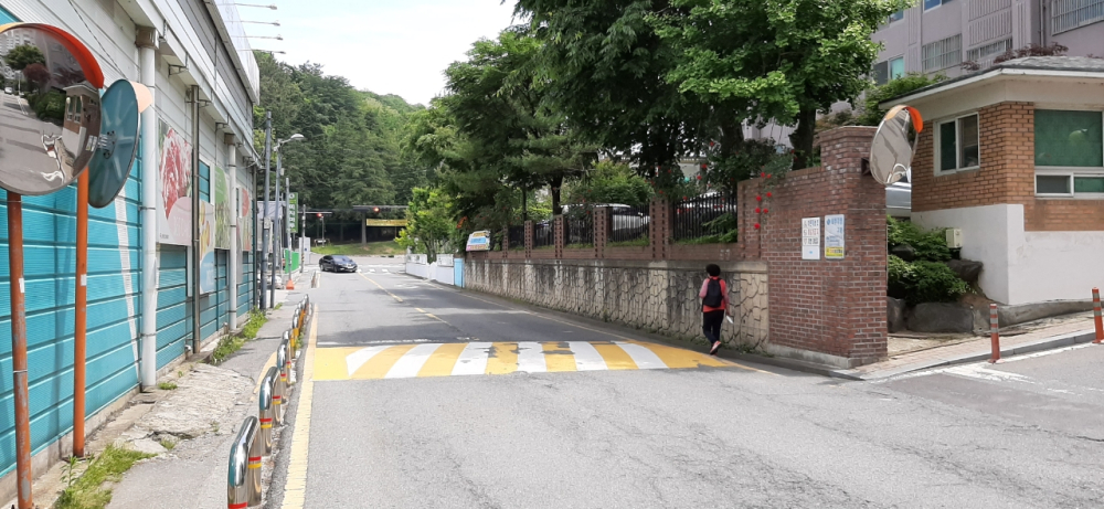 횡단보도 없음, 인도가 없는 도로로 시민들이 걸어다님